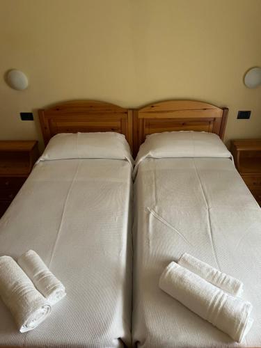 2 nebeneinander sitzende Betten in einem Schlafzimmer in der Unterkunft Hotel Giotto in Garda