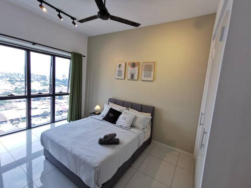 ein Schlafzimmer mit einem Bett und einem großen Fenster in der Unterkunft F 2 Rooms PJ Near SunwayPyramid 100MbpsWifi 中文房东 in Petaling Jaya