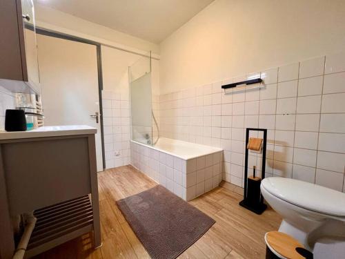 Ένα μπάνιο στο Appartement 4 prsn Au pied de la Citadelle