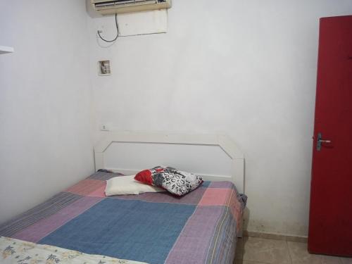 Habitación pequeña con cama con almohada. en Flat Beira-Mar do CID, en Maragogi