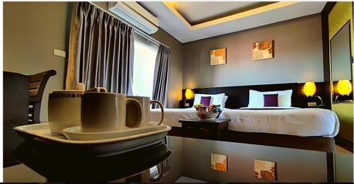Habitación de hotel con cama y ventana en Gazebo Resort, Pattaya, en Pattaya central