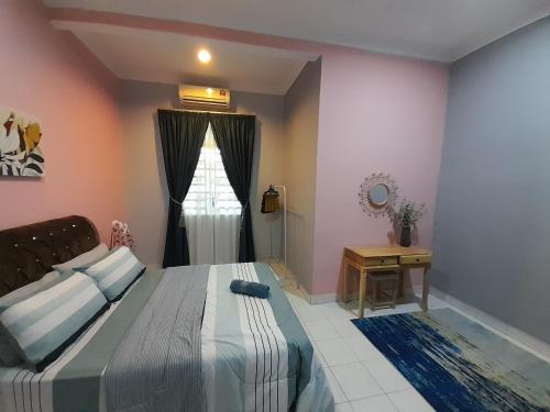 Homestay Cempaka Cottage Kuantan في كُوانتان: غرفة نوم بسرير كبير ونافذة
