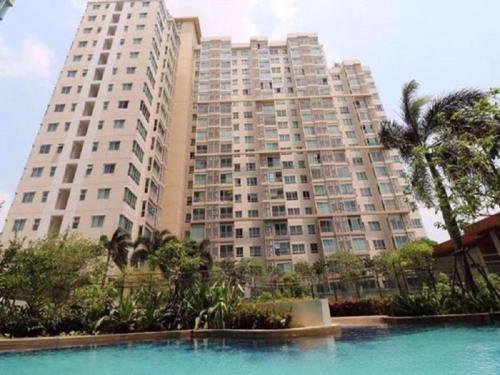 un grande edificio con piscina di fronte di Centric 2bedrooms and 2 bathrooms suite a Bangkok