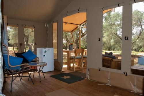 Χώρος καθιστικού στο Domus Olea Glamping