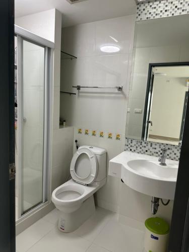 bagno bianco con servizi igienici e lavandino di Centric 2bedrooms and 2 bathrooms suite a Bangkok