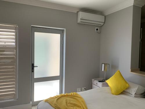 Postel nebo postele na pokoji v ubytování Oceansnest Guest House