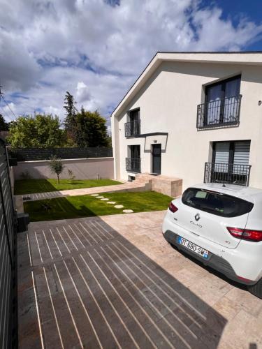 a white car parked in front of a house at Maison Villa in Vitry-sur-Seine