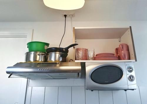 a microwave with a box on top of it at Aparthotel B & L in Bremen