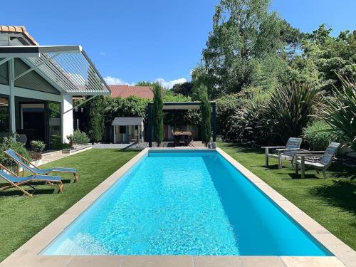 une piscine dans la cour d'une maison dans l'établissement Grande villa familiale près du Bassin - 180m2, à Andernos-les-Bains