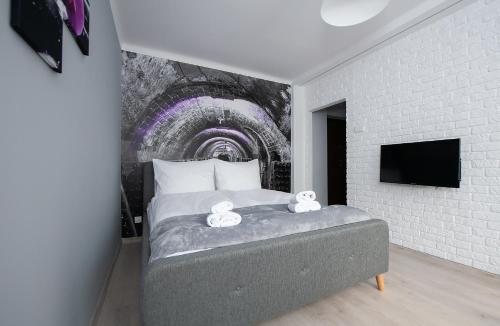 - une chambre dotée d'un lit avec deux ours en peluche dans l'établissement Apartament blisko ZOO, Orientarium oraz Atlas Areny, à Łódź