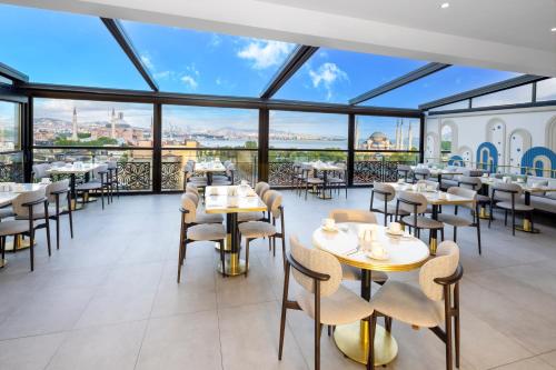 um restaurante com mesas e cadeiras com vista em Rast Hotel Sultanahmet em Istambul