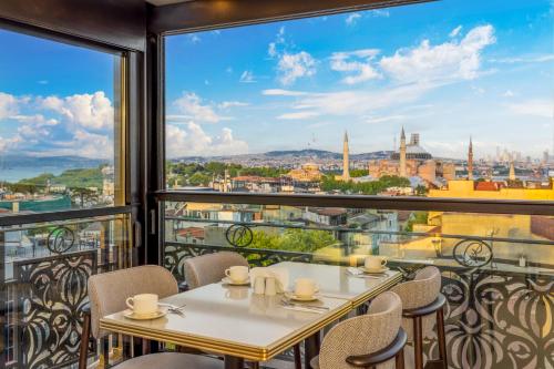 een eetkamer met uitzicht op de stad bij Rast Hotel Sultanahmet in Istanbul