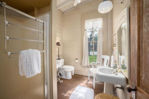 Kúpeľňa v ubytovaní Blessing Haus - Charming Historic Home Blocks From Schlitterbahn!