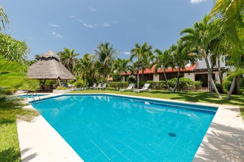 an image of a swimming pool at a resort at Large House - walking to beach - 10 guests! in Cancún