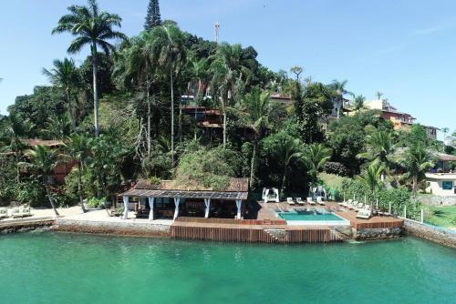 a resort with a swimming pool in the middle of the water at Pousada e Mergulho Jamanta in Angra dos Reis