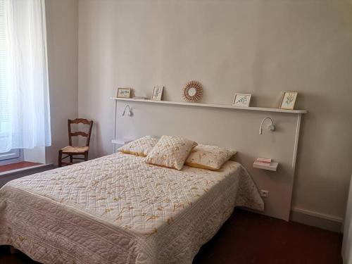 une chambre avec un lit avec deux oreillers dessus dans l'établissement Appartement cozy au cœur du village, à Roquebrune-sur Argens