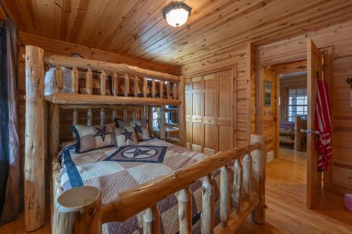 Tempat tidur dalam kamar di The Great Escape - Cabin with shared pool access