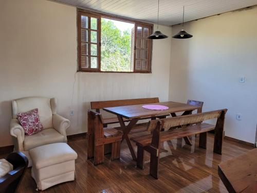 ein Esszimmer mit einem Holztisch und einem Stuhl in der Unterkunft Casa em São Lourenço in São Lourenço