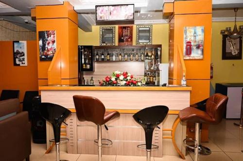 eine Bar mit braunen Stühlen in einem Restaurant in der Unterkunft Dreams hotel in Douala