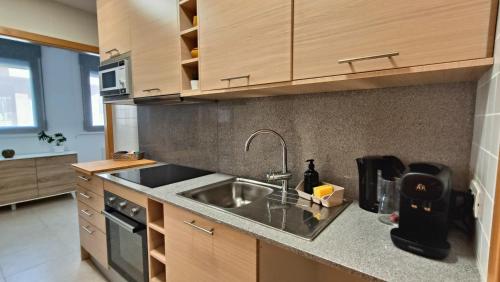 a kitchen with a sink and a counter top at Lo piset del Delta: Apartamento con piscina para 4 in L'Aldea