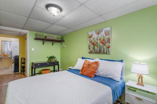sypialnia z łóżkiem z niebieskimi i zielonymi ścianami w obiekcie Little Pineapple Cottage w mieście Saint Petersburg