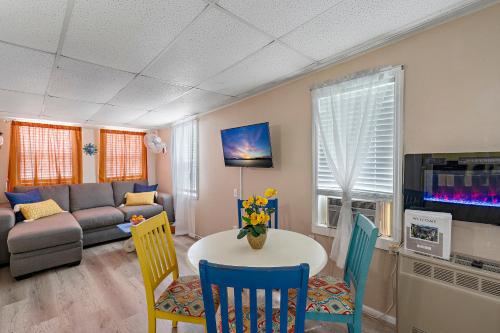 a living room with a table and chairs and a couch at Little Pineapple Cottage in St. Petersburg