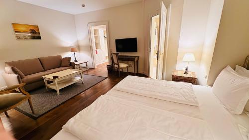 Letto o letti in una camera di Schloss Lüdersburg Golf & Spa