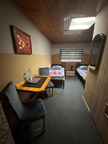 a small room with a table and a bed at Zajazd Restauracja Derby in Błonie