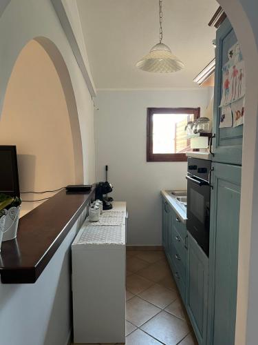Piccolo appartamento con incantevole vista mareにあるキッチンまたは簡易キッチン