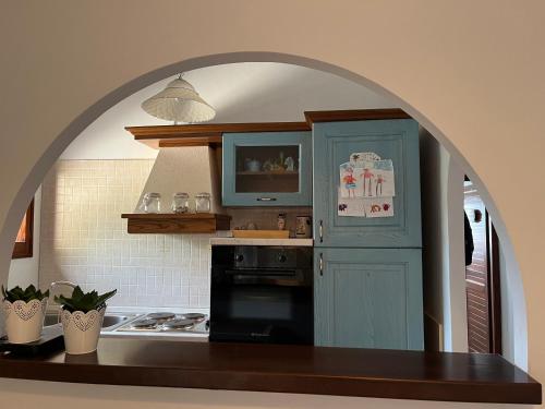 Piccolo appartamento con incantevole vista mareにあるキッチンまたは簡易キッチン