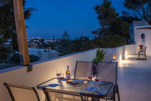 Restia Seaside Apartment II, 50m from Megas Gialos Beach