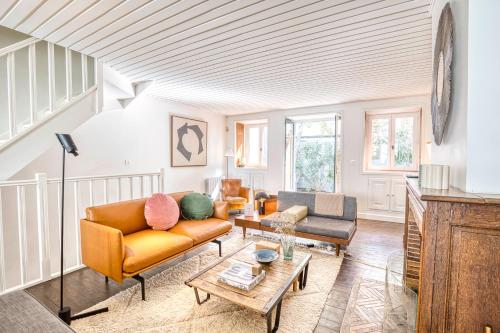 a living room with a couch and a table at Maison Cèdre in Boulogne-Billancourt