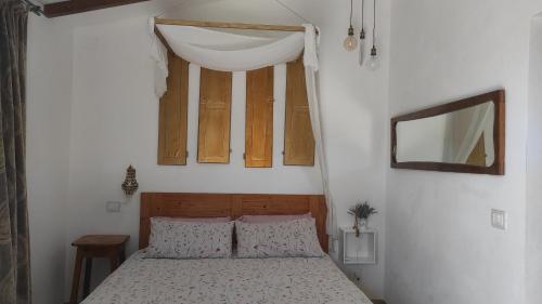 1 dormitorio con cama y espejo en la pared en B&B La casina di Iris, en Arezzo