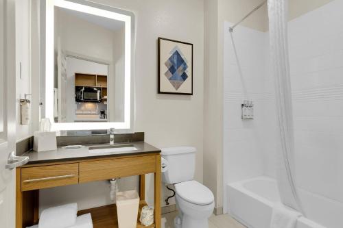 y baño con aseo, lavabo y ducha. en Candlewood Suites San Antonio Downtown, an IHG Hotel, en San Antonio