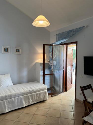 Piccolo appartamento con incantevole vista mareにあるベッド