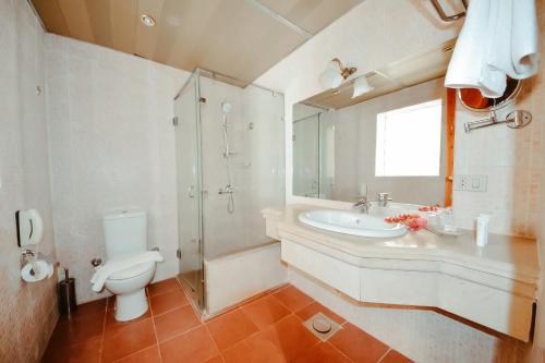 Palma Di Sharm Hollywood Resort في شرم الشيخ: حمام مع مرحاض ومغسلة ودش