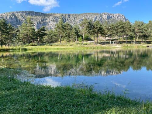 a lake with a mountain in the background at Le Nirvâna in Saint-Auban