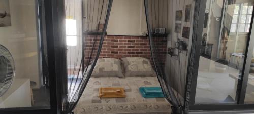 Cette petite chambre comprend un lit d'angle. dans l'établissement La Margotière, à Draguignan