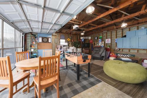 Φωτογραφία από το άλμπουμ του The Lighthouse - Large home close to downtown with a hot tub & game room! σε South Haven