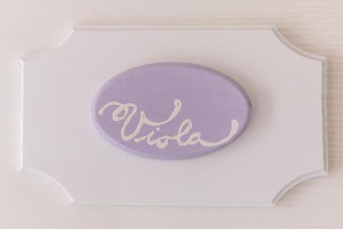 a purple sign with the word wife in a box at La Casa di Bianca in Follonica