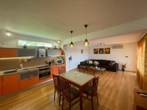 cocina y sala de estar con mesa y sofá en Villa Omnia en Varna