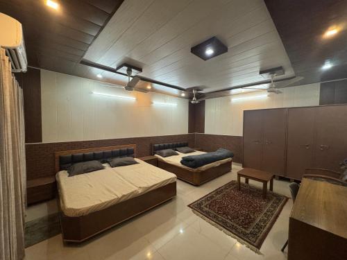 - une chambre avec 2 lits dans l'établissement S.J. Homestay, à Dehradun