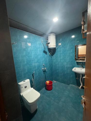 La salle de bains est pourvue de toilettes et d'un lavabo. dans l'établissement S.J. Homestay, à Dehradun