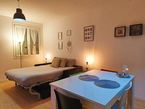 Un dormitorio con una cama y una mesa con una mesa. en YR Apartments Milan - Navigli - Pizza&Pasta Apartment, en Milán