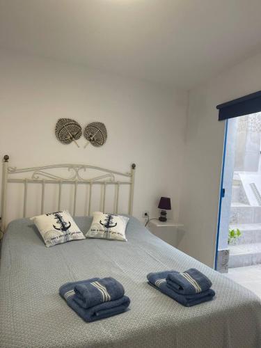 Casa Blue في توروكس: غرفة نوم عليها سرير وفوط