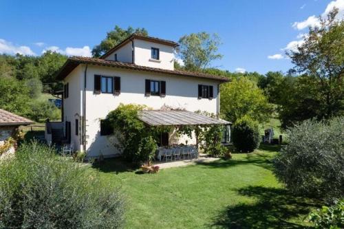 einem externen Blick auf ein Haus mit Hof in der Unterkunft Ferienhaus für 10 Personen in Terranuova Bracciolini, Toskana Provinz Arezzo in Terranuova Bracciolini
