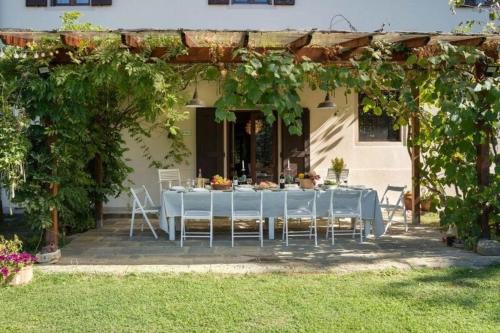 einen blauen Tisch und Stühle unter einer Pergola in der Unterkunft Ferienhaus für 10 Personen in Terranuova Bracciolini, Toskana Provinz Arezzo in Terranuova Bracciolini