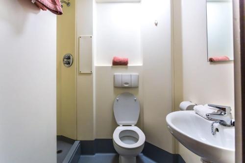 y baño con aseo y lavamanos. en For Students Only Private Ensuite Rooms with Shared Kitchen at Pittrodrie Street, en Aberdeen