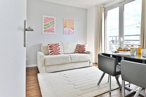 un salon avec un canapé et une table dans l'établissement Séjour paisible 4 personnes Banlieue Parisienne, à Gagny