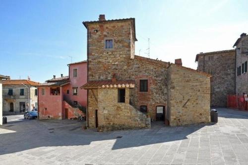 een oud stenen gebouw op een parkeerplaats bij Ferienhaus für 6 Personen ca 130 qm in Pergine Valdarno, Toskana Provinz Arezzo in Pergine Valdarno